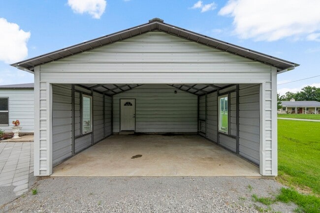 Photo - Modern Comfort on 1 Acre in Coweta – Available Now!