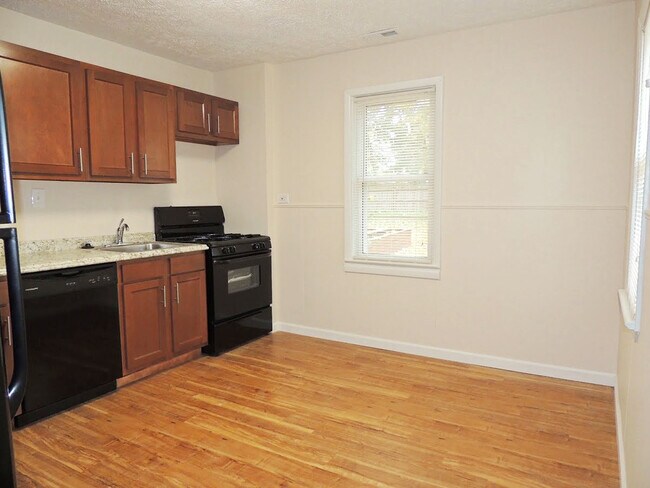 Photo - 3 Bed - 1.5 Bath Bungalow for Rent in Eastlake | Enchanting!