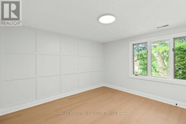 Photo - 855 Garth St