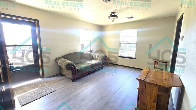 621 W Acres St