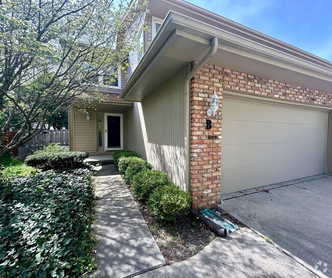 Building Photo - Stunning 2 bed/2.5 bath townhome on Eastsi...