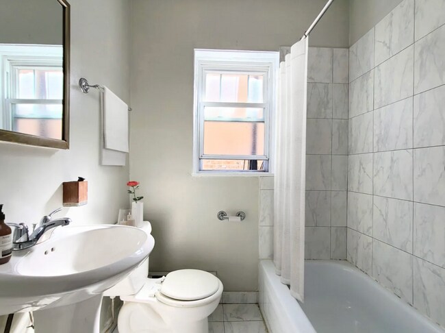 Photo - 951 W Cornelia Ave Unidad B1