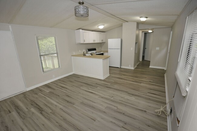 Photo - 2 Bed & 1 bath Trailer in Jville!