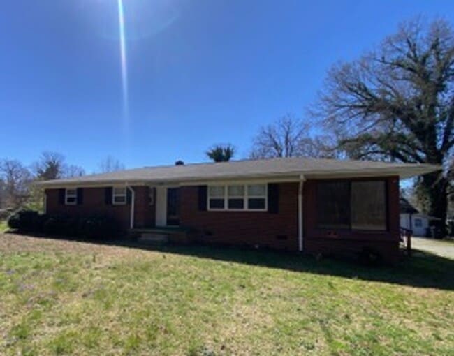 Building Photo - Great three bedroom home in country setting but located in town!
