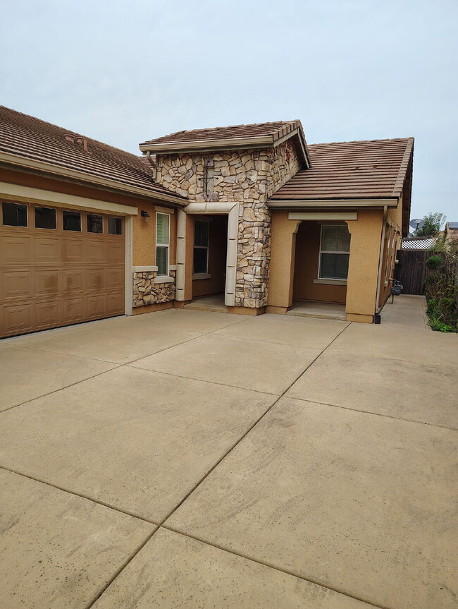Building Photo - Bonus Office/Den, New Flooring, New Appliance, White Plantation Shutters throughout, Landscaped y...