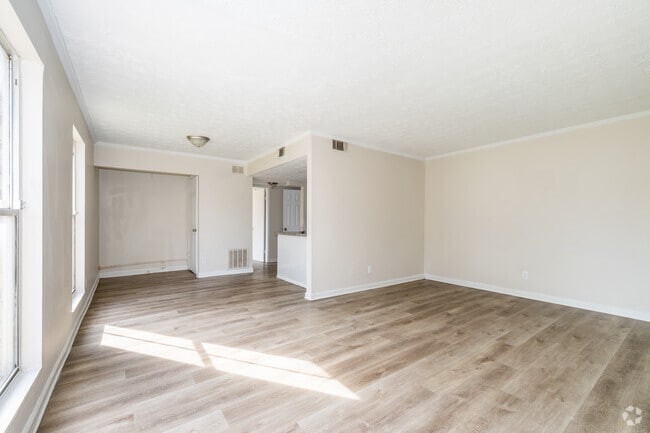 1BR, 1BA - 675SF - Living/Dining Room - Grand Oaks