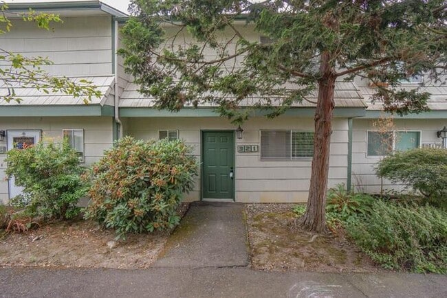 Building Photo - THREE BEDROOM TOWN HOME WITH GARAGE IN HAZEL DELL