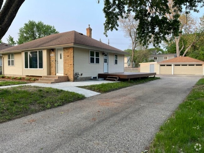Building Photo - Updated, Modern, 4 Bed, 2 Bath, 3+Car Garage Rental