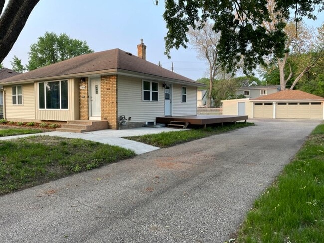 Building Photo - Updated, Modern, 4 Bed, 2 Bath, 3+Car Garage Rental