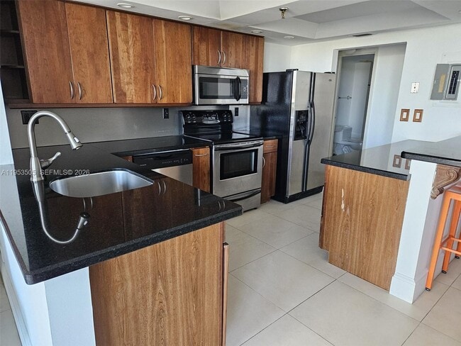 Building Photo - 2401 Collins Ave Unit 609