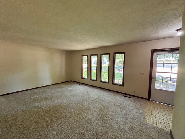 Building Photo - 1405 Westwind Dr Rental