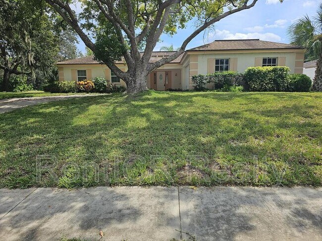 Building Photo - 810 Maple Ridge Rd