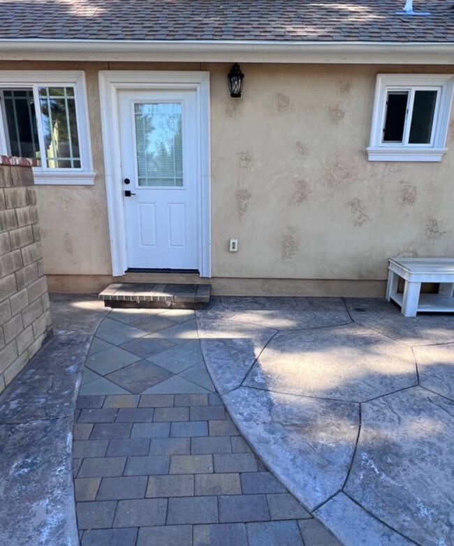 Building Photo - 28823 Kenroy Ave