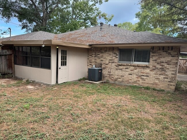 Photo - 1702 Hazelwood St