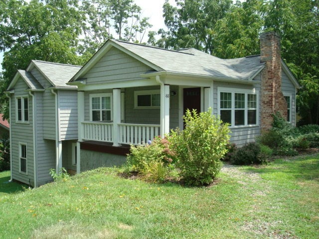 Building Photo - 3 bedroom/ 2 bathroom home in West Asheville