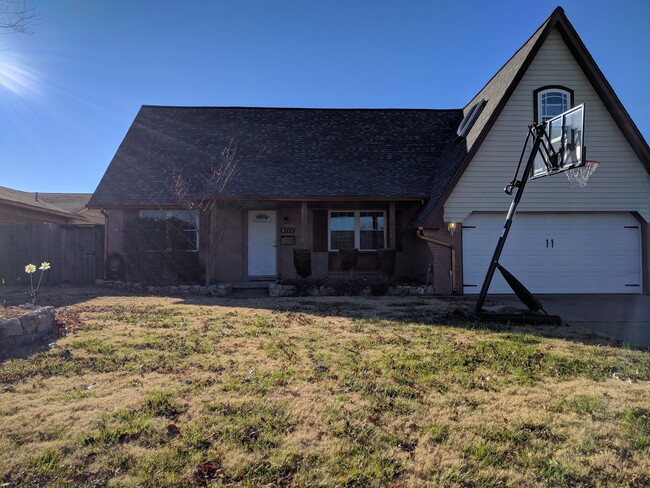 Front porch, 2 car garage - 8716 E 47th Pl Casa