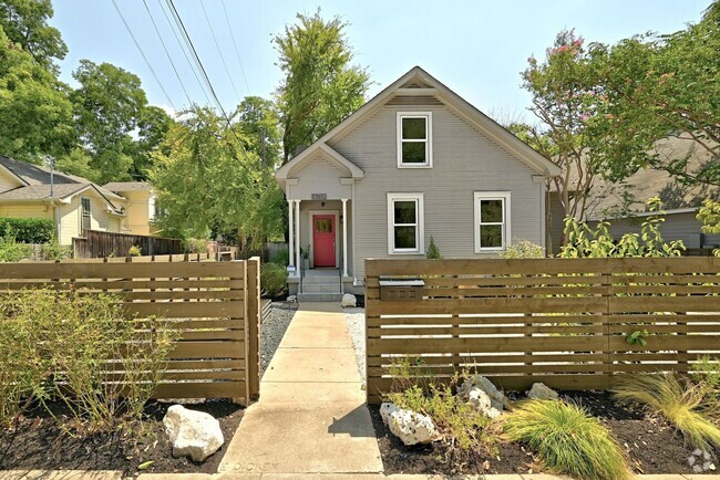 Building Photo - Gorgeous Renovated Hyde Park Home offering...