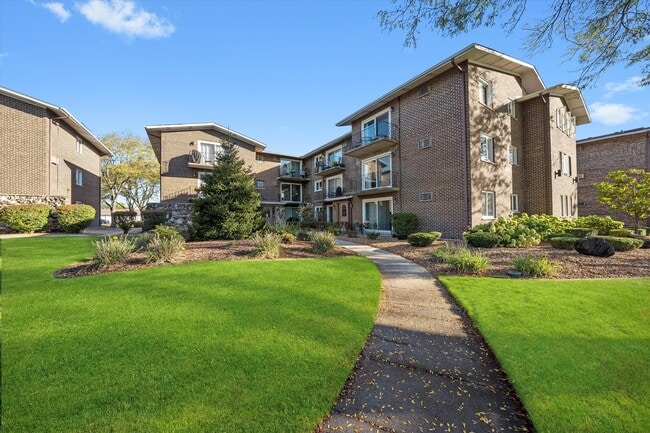 Building Photo - 9008 W 140th St Unit 2B