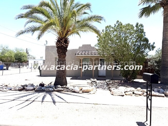 Building Photo - 2 Bedroom home on a large lot