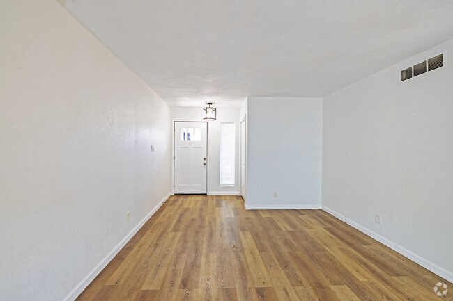 1BR, 1BA - 725SF - Living Area