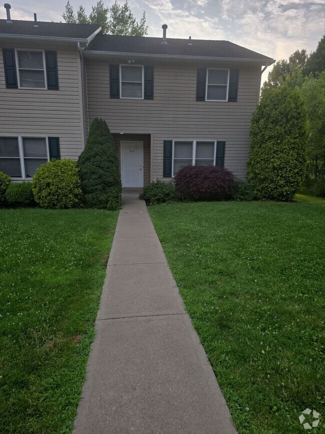 Building Photo - Large 3 Bedroom Townhouse in Burrell Schoo...