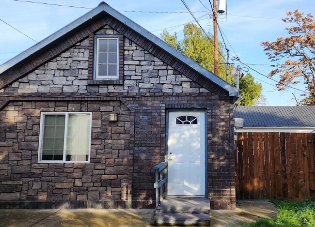 Building Photo - Charming 3 Bedroom Cottage with Private Patio in Lewiston, ID Unit B - Cottage