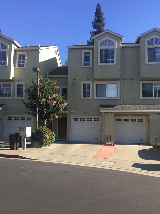 2 bed, 2 & 1/2 bath townhome with garage i... - 2 bed, 2 & 1/2 bath townhome with garage i...
