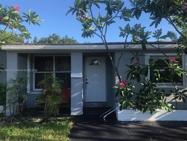 Photo - 2830 Monroe St