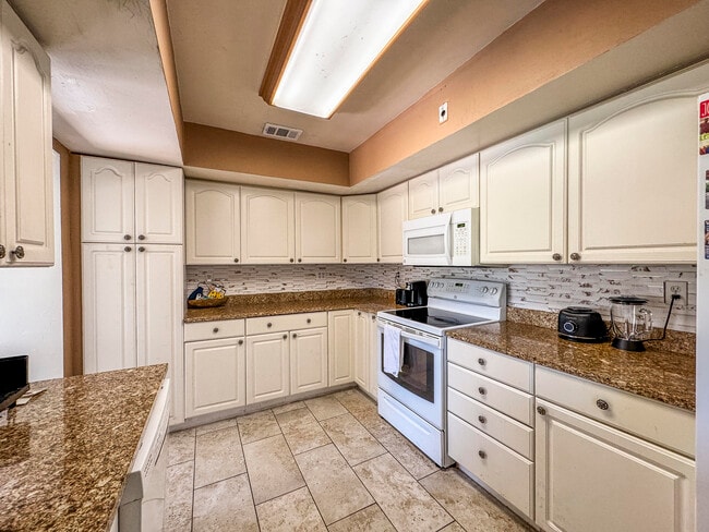 1326 Lake Erie Dr
