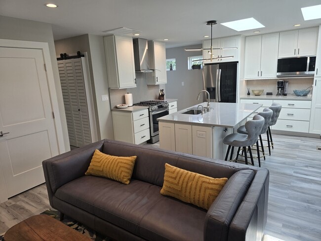 Kitchen/Island - 904 Station St Unidad The Nest