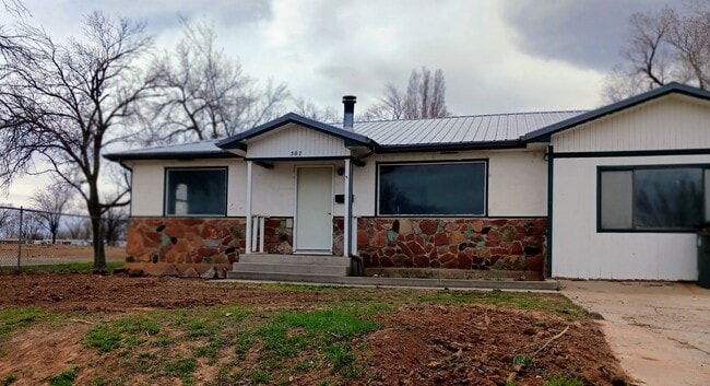 Building Photo - Freshly remodeled