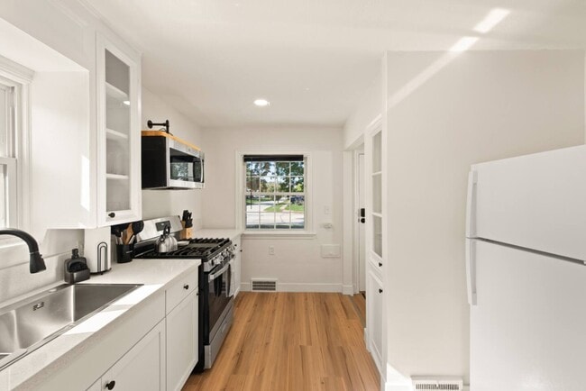 Photo - 611 E 260th St