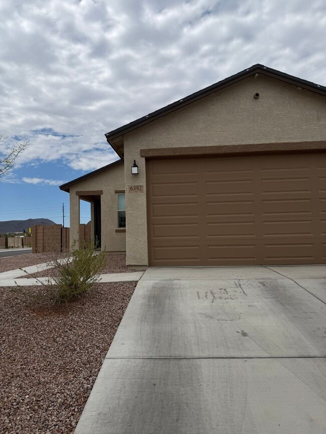 Building Photo - Gorgeous 3 Bedroom 2 Bath with modern upgrades in the home!