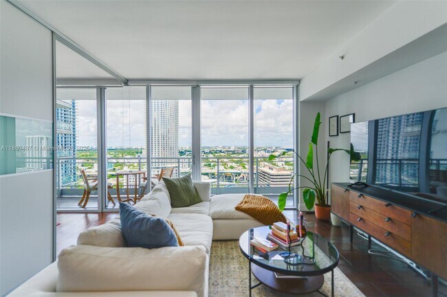 Photo - 92 SW 3rd St Unidad 2707