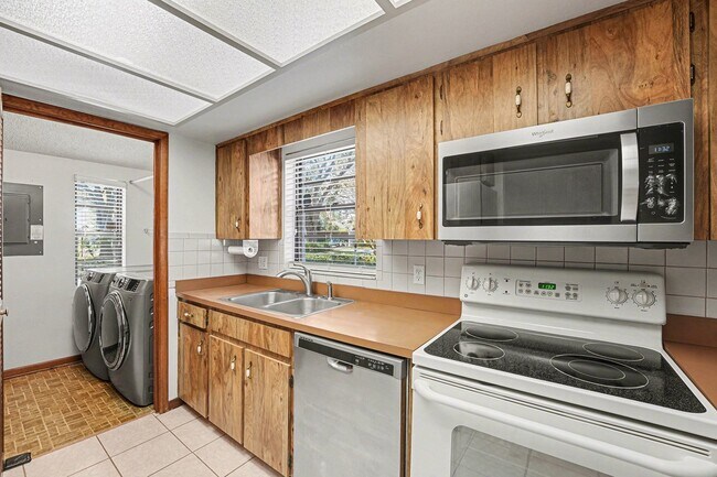 Photo - 2025 Sylvester Rd Unit B4