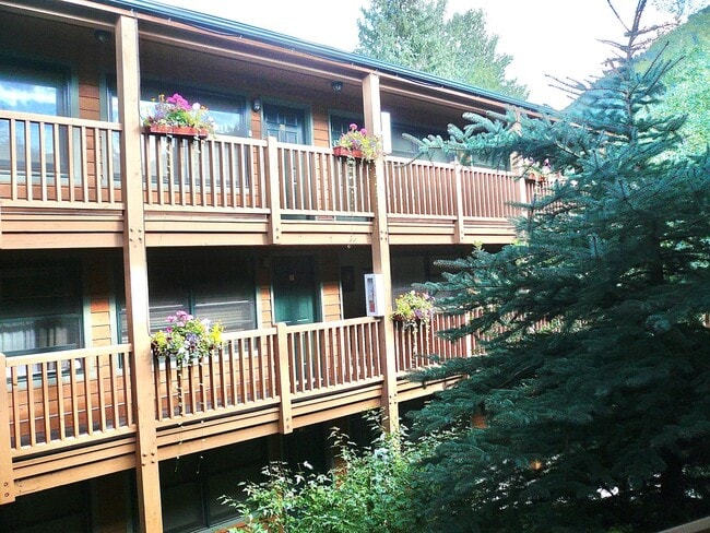 Building Photo - 914 Waters Ave Unit 6