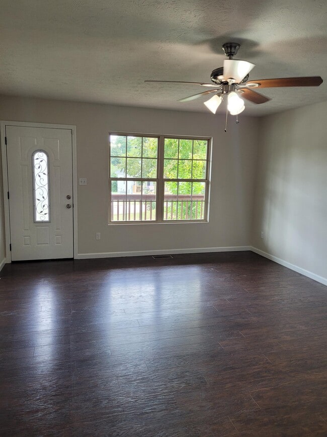 Photo - 2013 Paris Rd