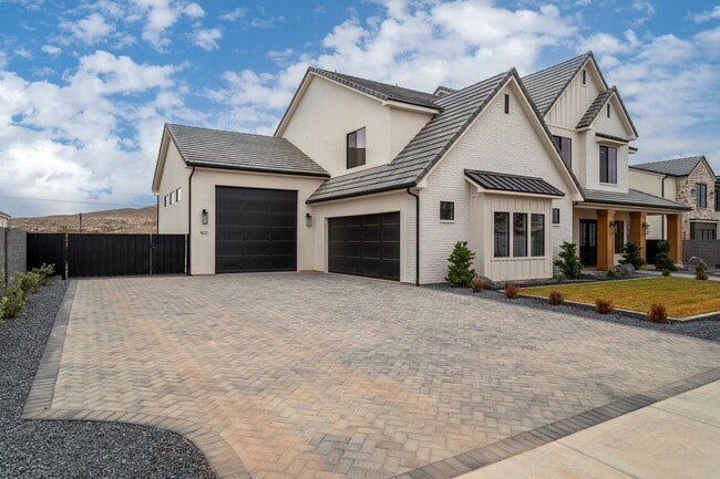 Photo - Gorgeous 5 bed | 3.5 bath |  Custom Home with RV Garage in Tonaquint!