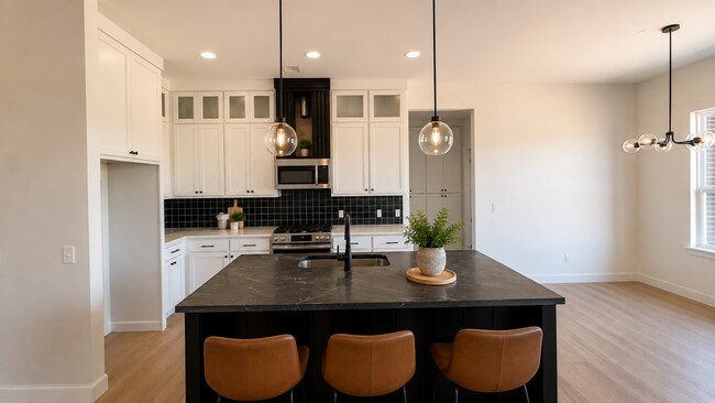 1817 Aminas Wy