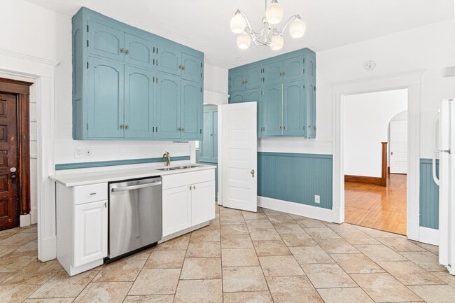 Kitchen - 47 Lowry Ave NE Unit 1