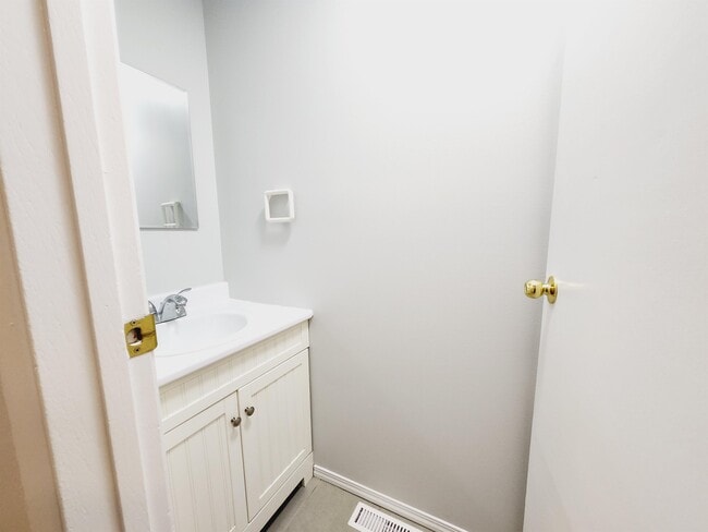 Photo - 611 Willow Ct NW