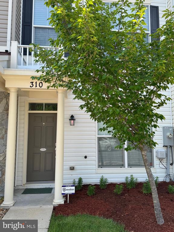 Photo - 310 White Oak Way