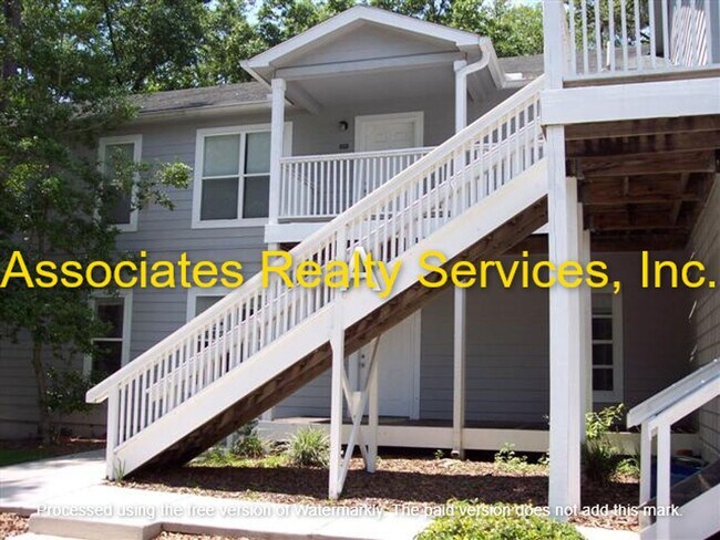 Photo - 1/2 Mile from Shands/UF- 2 bed/2bath with ...