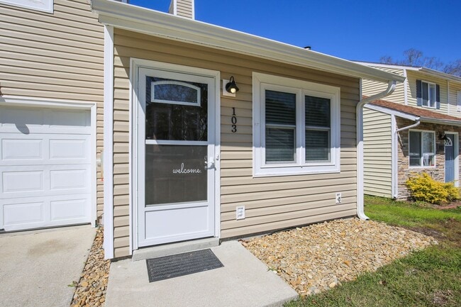 Photo - Updated Townhome w/GARAGE in BRANCHWOOD!