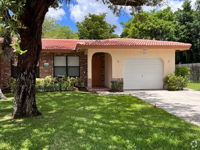 Building Photo - 1372-1376-1376 NW 93rd Terrace Rental