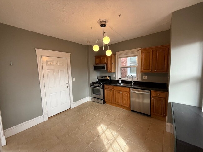 Photo - Available NOW! Spacious & Modern 2 Bedroom unit ready for move in! Unidad 6