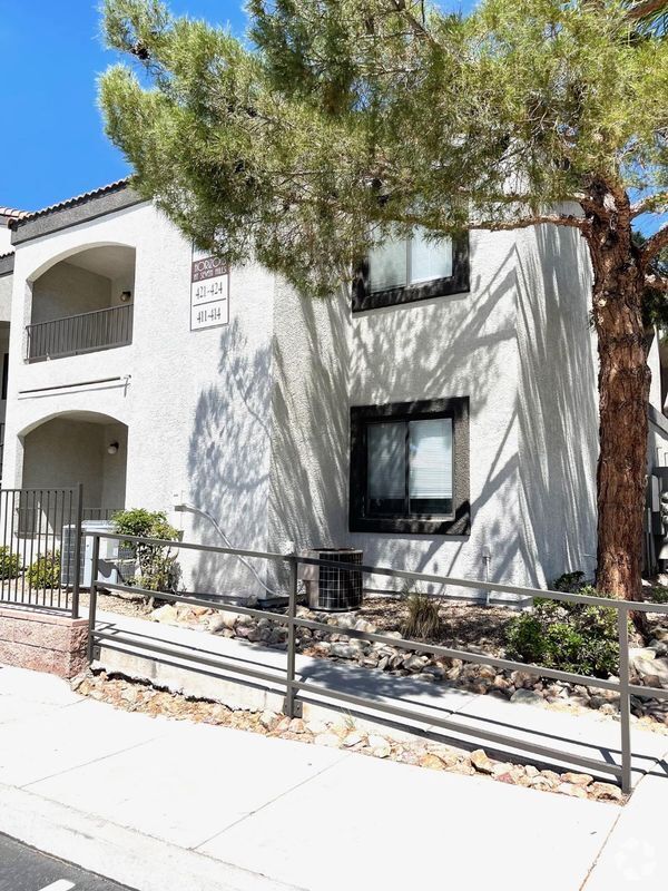 Building Photo - 950 Seven Hills Dr Rental