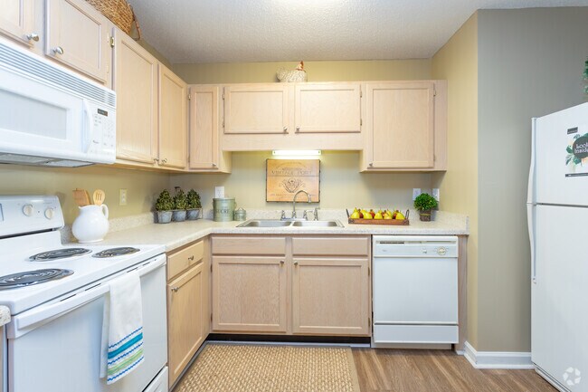 2BR, 2BA - 1004sf Carnegie- Kitchen - Autumn Pointe