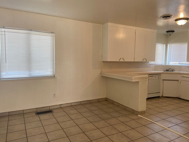 Photo - 211 W Camron Ave