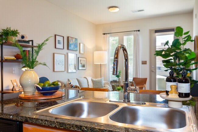 1BR, 1BA - Longs Peak - 701SF